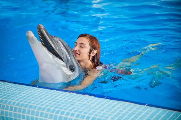 Mulher e golfinho cinzento — Fotografia de Stock