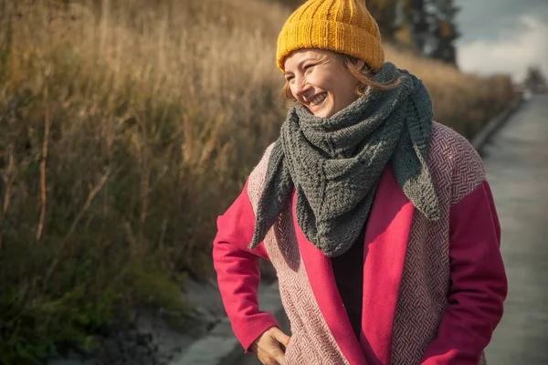 Schöne junge Frau — Stockfoto