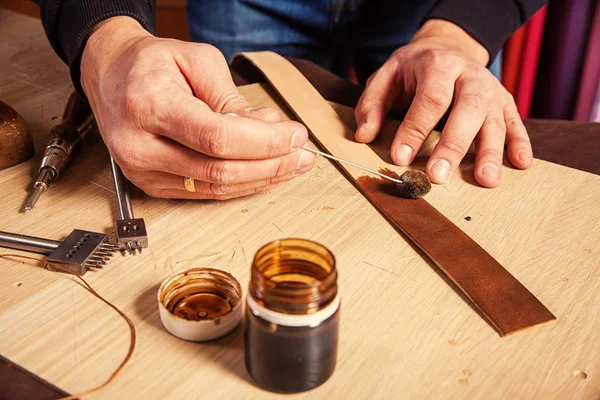 Nahaufnahme eines Skinners, der Gürtel macht — Stockfoto