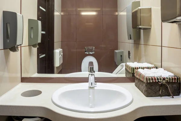 Witte wastafel in openbaar toilet — Stockfoto