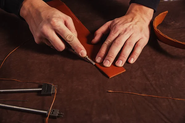 Skinner makes  belt — Stock Photo, Image