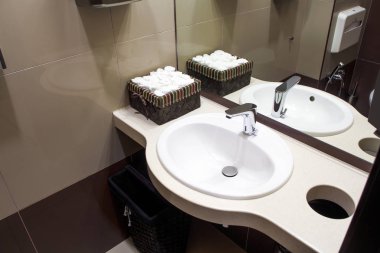 Modern beyaz lavabo bir close-up