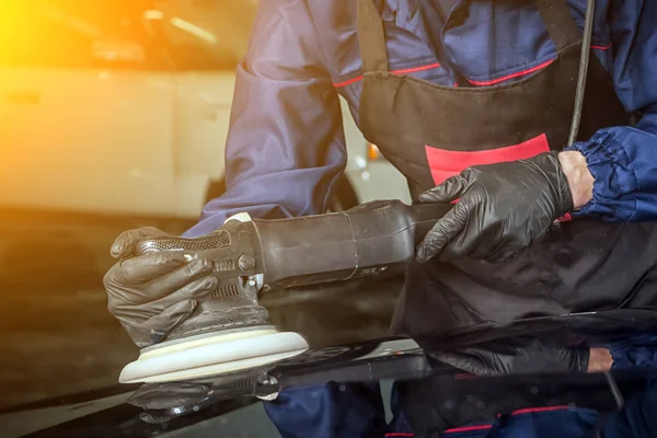 Mann poliert die schwarze Metall-Stoßstange — Stockfoto