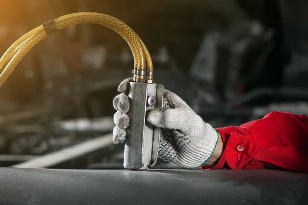 Homem controla o painel de controle da instalação pneumática, hidráulica — Fotografia de Stock
