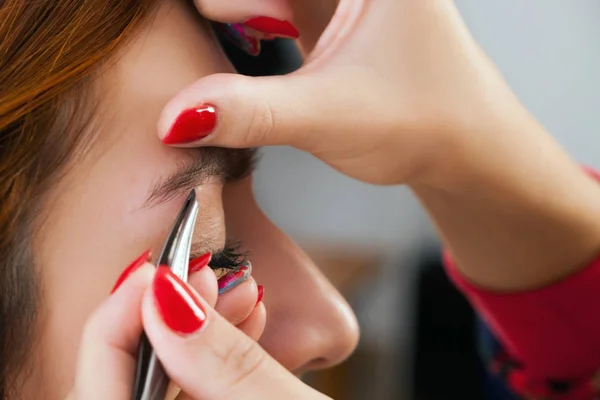 Maestro en las cejas trabajando — Foto de Stock