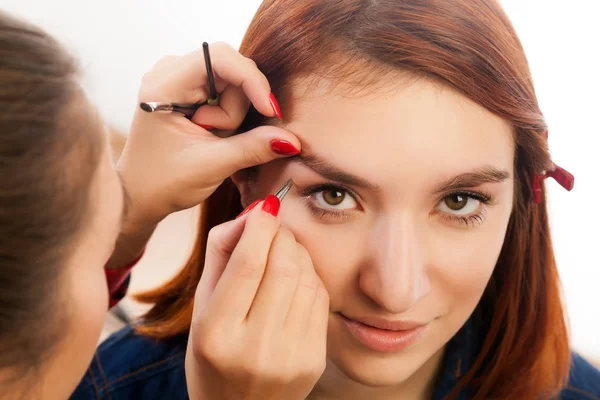 Maestro en las cejas trabajando — Foto de Stock