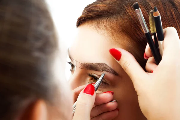 Maestro en las cejas trabajando — Foto de Stock