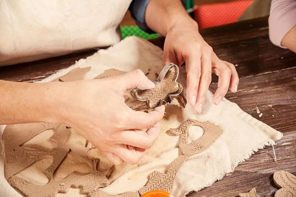 Potter kobieta sprawia, że wiele Boże Narodzenie zabawki — Zdjęcie stockowe