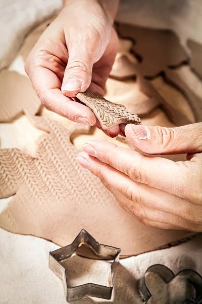 Primer plano de las mujeres alfareras que trabajan —  Fotos de Stock