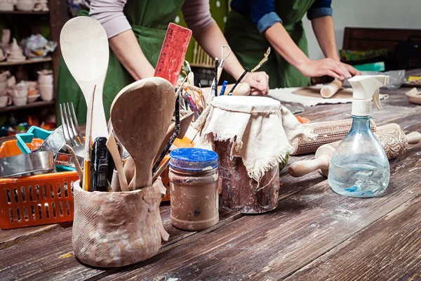 Woman potter teaches — Stock Photo, Image