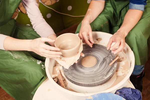 Close-up of a  woman potter sclulpt clay — Stock Photo, Image