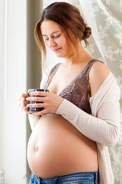 Zwangere vrouw in lace ondergoed — Stockfoto