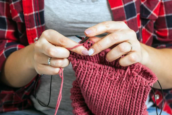 Close up van zwangere vrouw knit — Stockfoto