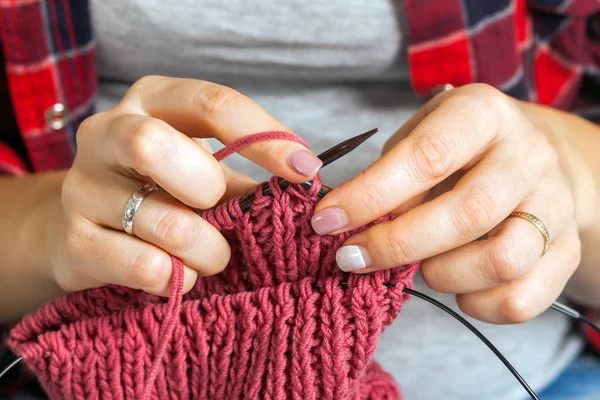 Close up van zwangere vrouw knit — Stockfoto
