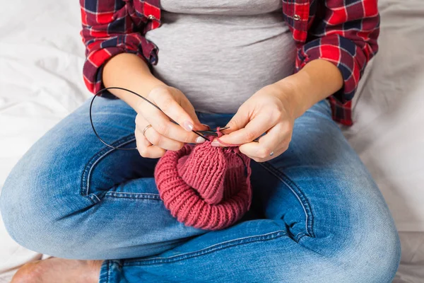 Primo piano di maglia donna incinta — Foto Stock