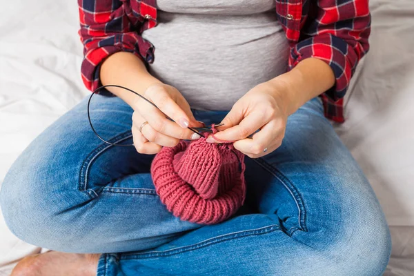 Close up van zwangere vrouw knit — Stockfoto