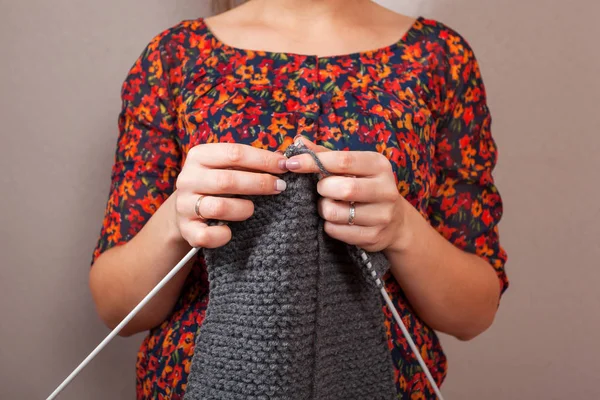 Ung kvinne strikket – stockfoto