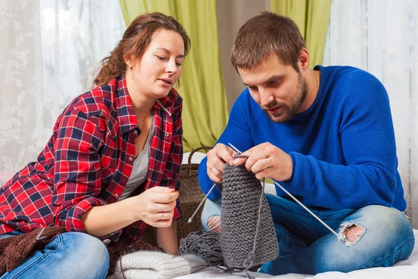 Vrouw leert breien van een jonge man — Stockfoto