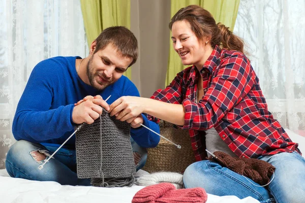 Vrouw leert breien van een jonge man — Stockfoto