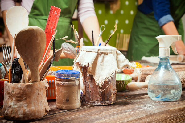 Крупный план женщины-гончара
