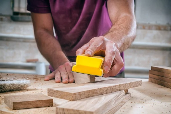 Close Jovem Forte Carpinteiro Masculino Construtor Roxo Trabalhando Futebol Polir — Fotografia de Stock