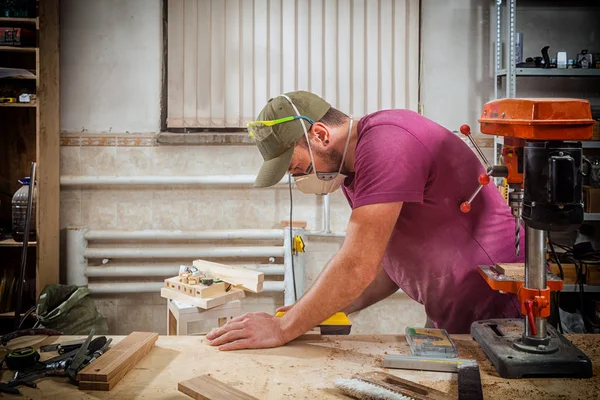 Een Jonge Sterke Man Bouwer Timmerman Werkt Met Een Houten — Stockfoto