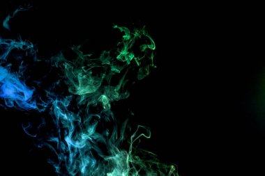 Yoğun çok renkli duman mavi, yeşil siyah yalıtılmış zemin. Arka planını duman vape
