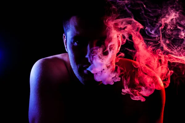 Mladý Muž Vydechuje Mrak Barevný Kouř Červené Růžové Barvy Černou — Stock fotografie