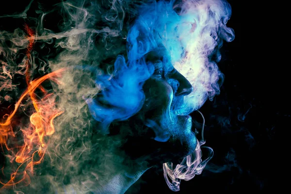 Člověk Hlásíme Obláčky Páry Elektronické Cigarety Oblak Barevné Kouře Modré — Stock fotografie