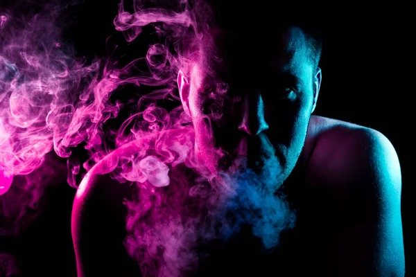 Mladý Muž Vydechuje Mrak Barevný Kouř Zelené Růžové Barvy Černou — Stock fotografie