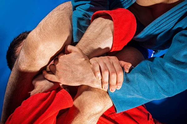 Man Worstelaars Van Grappling Jiu Jitsu Een Blauwe Rode Kimono — Stockfoto