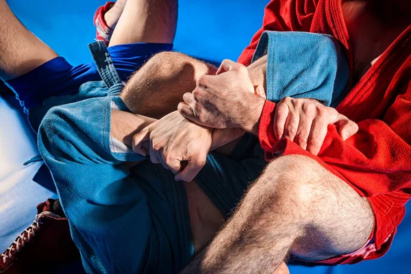 Twee Worstelaars Van Grappling Jiu Jitsu Een Blauwe Rode Kimono — Stockfoto