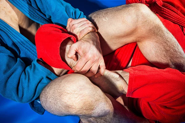 Close Van Twee Worstelaars Van Grappling Jiu Jitsu Een Blauwe — Stockfoto