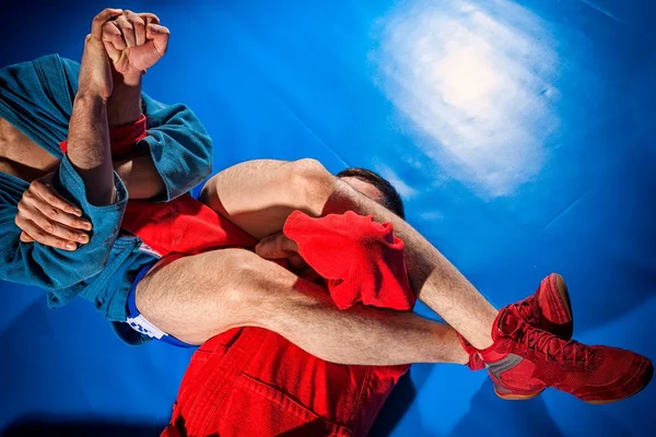 Dos Luchadores Forcejeo Jiu Jitsu Kimono Azul Rojo Hacen Brazalete — Foto de Stock