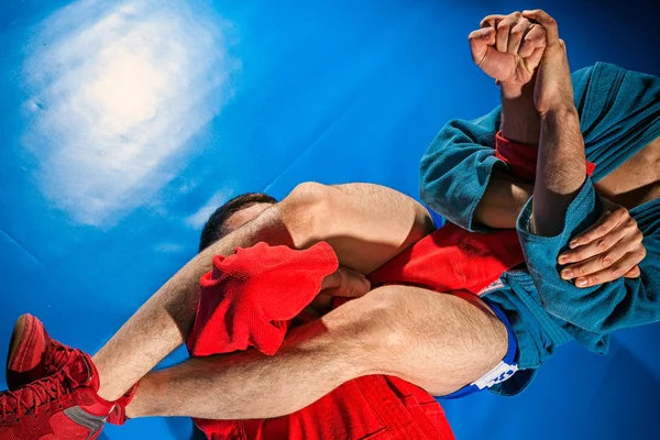 Dos Luchadores Forcejeo Jiu Jitsu Kimono Azul Rojo Hacen Brazalete — Foto de Stock