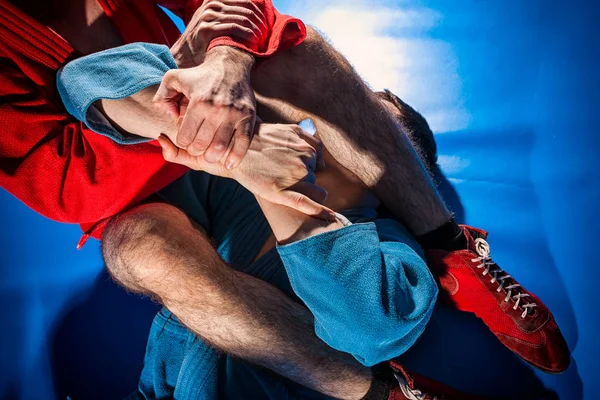 Close Dos Luchadores Forcejeo Jiu Jitsu Kimono Azul Rojo Hace — Foto de Stock