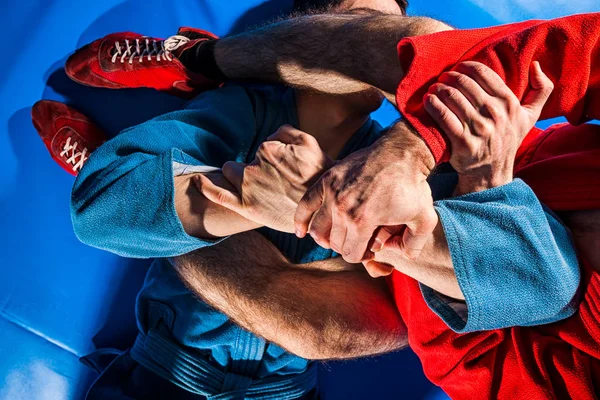 Close Dois Lutadores Sambo Jiu Jitsu Quimono Azul Vermelho Fazendo — Fotografia de Stock