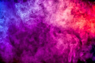 Mor, pembe, kırmızı siyah yalıtılmış zemin kalın renkli duman. Arka plandan vape duman