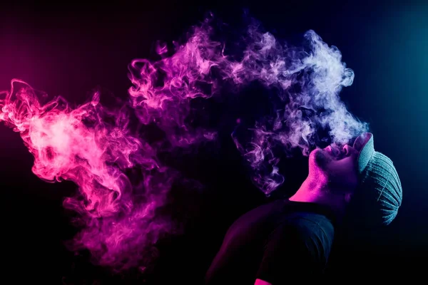 Hombre Aspirante Sosteniendo Mod Una Nube Vapor Fondo Negro Vapeando — Foto de Stock