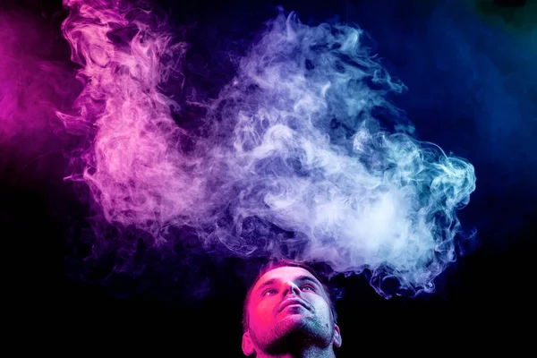 Joven Exhala Una Nube Humo Color Azul Rosa Sobre Color — Foto de Stock