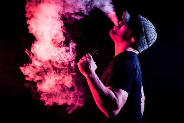 Vaping Man Innehar Mod Ett Moln Ånga Svart Bakgrund Vaping — Stockfoto