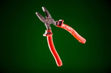 Eski Sim pense yeşil izole arka plan üzerinde kırmızı plastik saplı