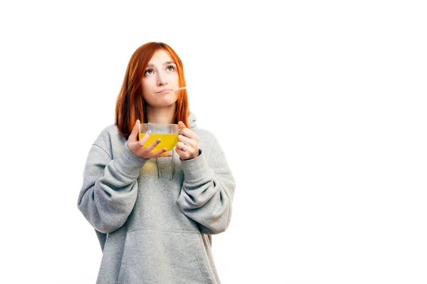 Een Jonge Roodharige Vrouw Een Grijze Trui Triest Omdat Ziek — Stockfoto