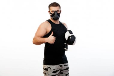 Eğitim maskesi, spor gömlek ve boks eldivenleri beyaz izole arka plan üzerinde poz genç erkek boxer