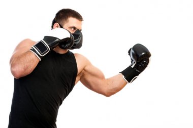 Siyah eğitim maskeli güçlü erkek atlet, spor gömlek ve boks eldiven kutusunda beyaz bir arka plan izole.