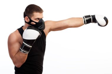 Genç erkek atlet eğitim maskeli spor gömlek ve boks eldiven kutusunda beyaz bir arka plan izole.