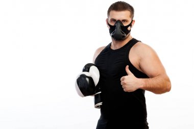 Eğitim maskesi, spor gömlek ve boks eldivenleri beyaz izole arka plan üzerinde poz genç erkek boxer