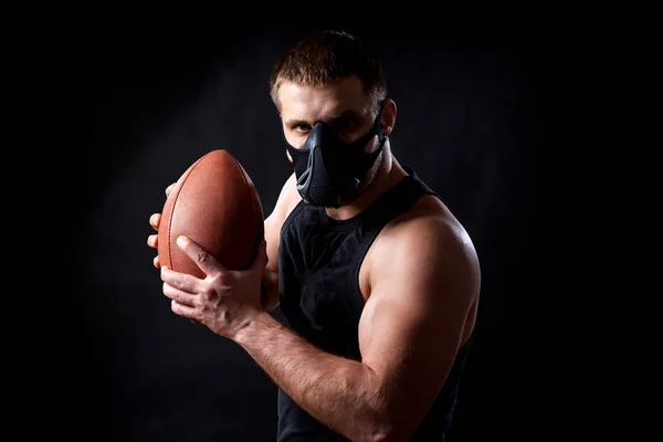 Atleta Cabelos Escuros Uma Máscara Treinamento Preto Uma Camisa Esportiva — Fotografia de Stock