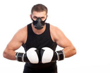 Bir spor T-shirt, eğitim siyah maske, genç atletik erkek boxer boks eldivenleri ayakta beyaz arka plan izole