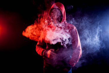 Adam vaping elektronik sigara. Siyah arka plan üzerine izole